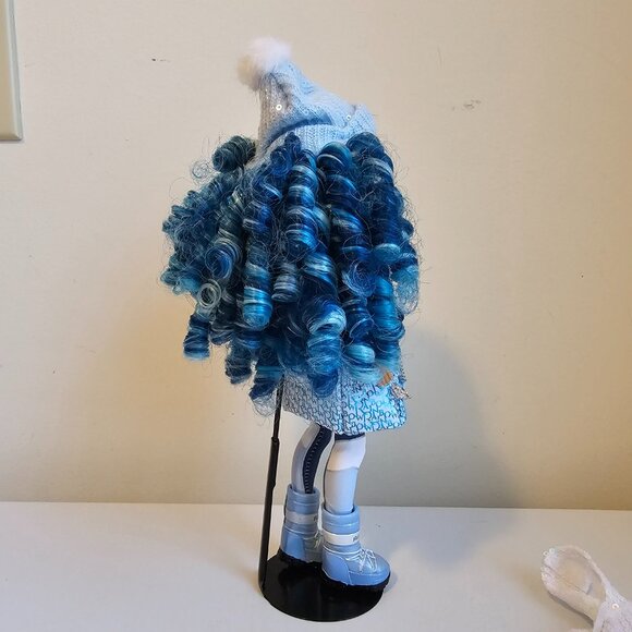 MGA Entertainment Rainbow High Winter Break Skyler Bradshaw Doll w/ Outfit 10.5" - Picture 8 of 12